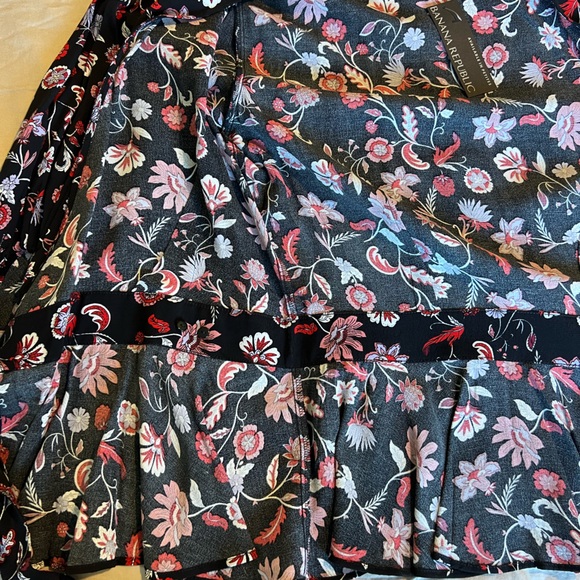 Banana Republic NWT wrap blouse, floral pattern, 3/4 puffy sleeves elastic ends - Picture 3 of 5